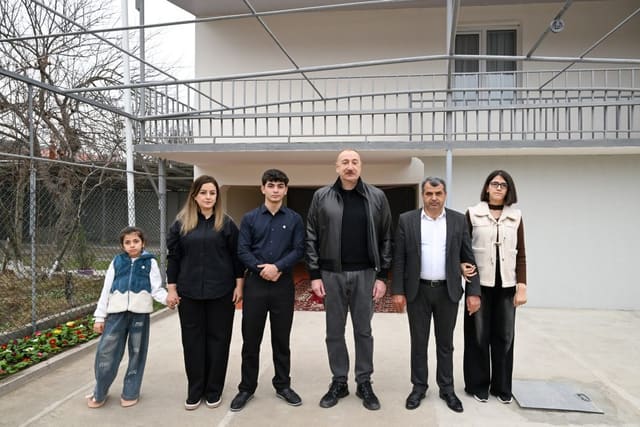  İlham Əliyev Ağdərə rayonunun Aşağı Oratağ kəndində görülmüş işlərlə tanış olub - YENİLƏNİB