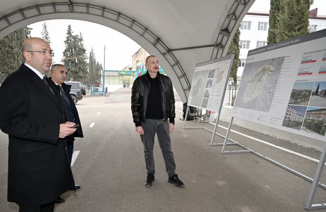 Prezident İlham Əliyev Ağdərə şəhərinin Baş planı ilə tanış olub