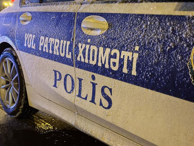 Yol polisi qeyri-sabit hava şəraiti ilə əlaqədar olaraq sürücülərə xəbərdarlıq edib