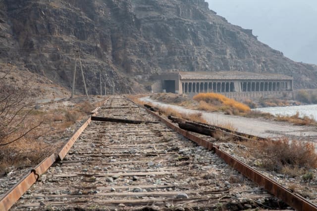 Naxçıvanda dəmir yolu xətti boyunca 10 stansiya yenidən qurulacaq