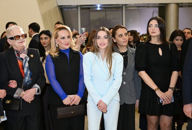 Alena Əliyeva Kerol Förmenin sərgisinin açılış mərasimindən görüntülər paylaşıb