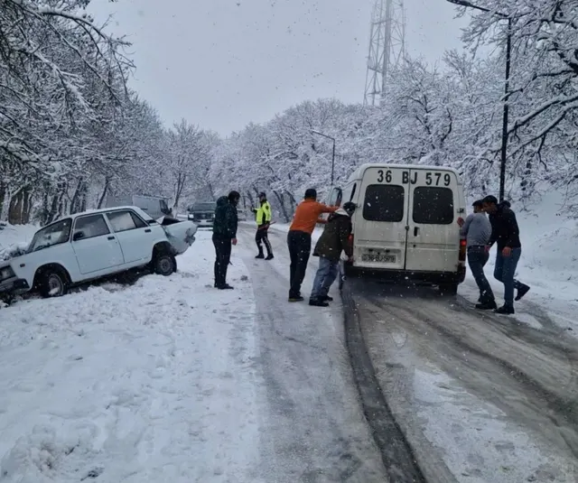 Ağsu aşırımında nəqliyyatın hərəkətində çətinliklər yaranıb