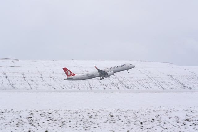 İstanbulda bəzi uçuşlar ləğv edilib