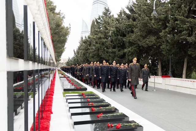 DİN-nin şəxsi heyəti Şəhidlər xiyabanını ziyarət edib