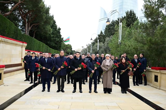 Mədəniyyət Nazirliyinin kollektivi 20 Yanvar şəhidlərinin xatirəsini yad edib