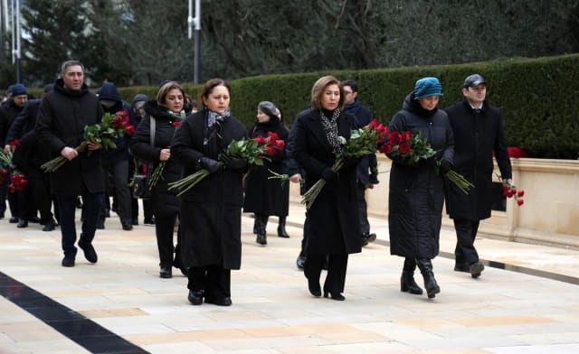 Ailə, Qadın və Uşaq Problemləri üzrə Dövlət Komitəsinin kollektivi Şəhidlər xiyabanını ziyarət edib