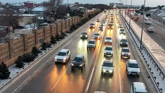 NİİM: Aeroport yolu buz bağlayıb