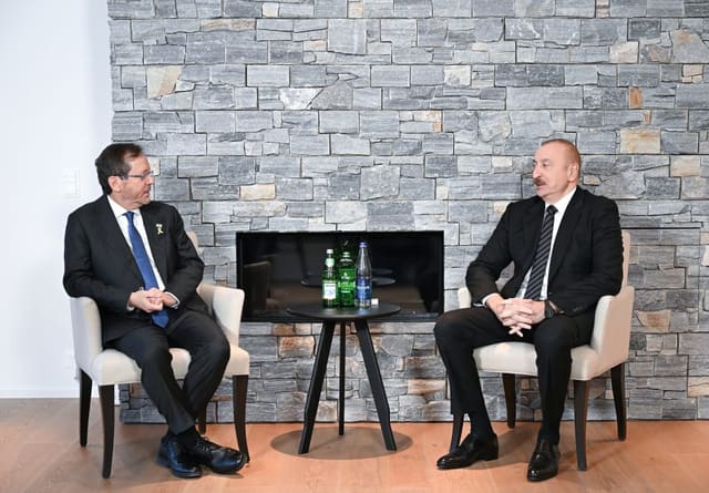 İlham Əliyev Davosda İsrail Dövlətinin Prezidenti ilə görüşüb