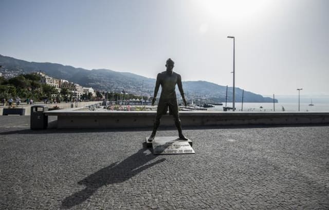 Portuqaliyada Ronaldonun heykəli yandırılıb