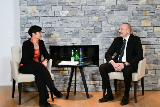 Prezident Davosda Avropa İttifaqının Genişlənmə üzrə komissarı ilə görüşüb