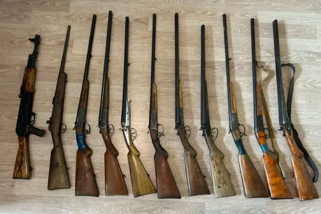 6 avtomat, 25 tüfəng aşkarlanıb