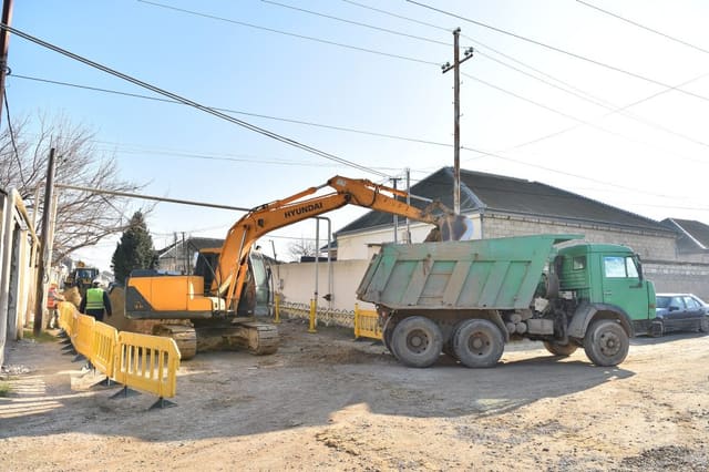 Bakıda üzərində evlər tikildiyinə görə yararsız hala düşən borular yenisi ilə əvəzlənir