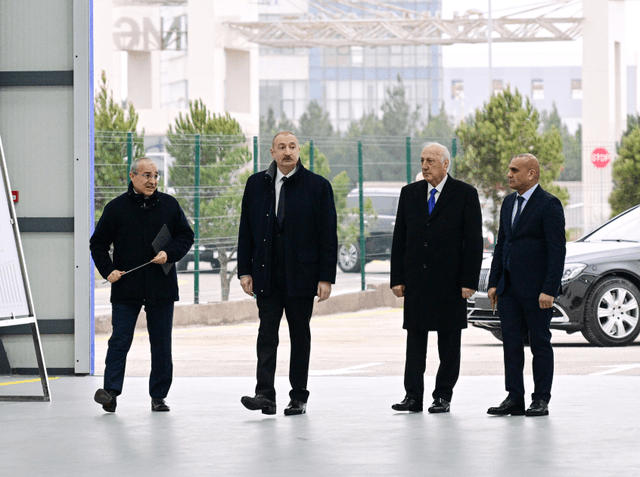 Prezident Sumqayıt Sənaye Parkında güzgü vərəqələrin istehsalı zavodunun açılışında iştirak edib