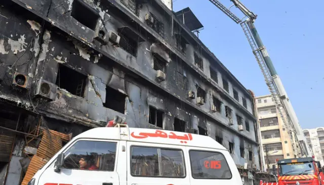 Pakistanda ticarət mərkəzində baş verən yanğın nəticəsində ölənlərin sayı 73-ə çatıb