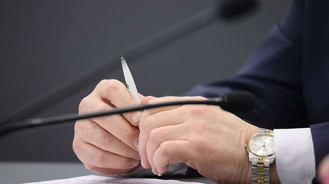 Albaniyada ilk süni intellekt nazirinin yaradıcıları korrupsiyada ittiham olunublar