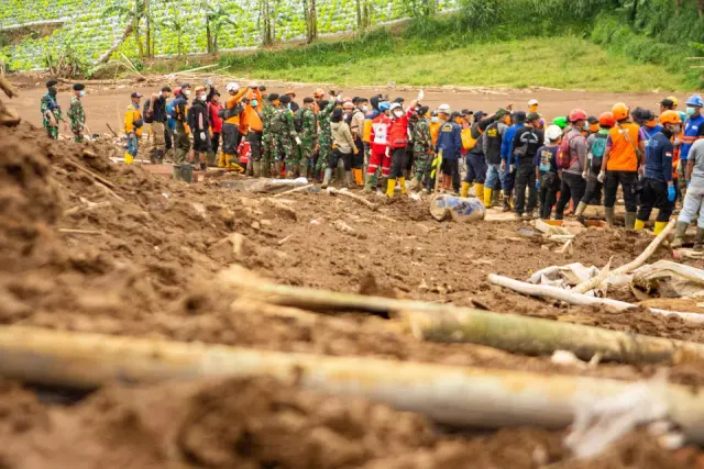 İndoneziyada baş verən torpaq sürüşməsi nəticəsində ölənlərin sayı 50-yə çatıb
