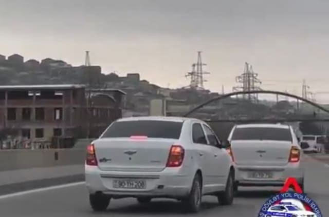 Yolda sürət yarışı təşkil edən sürücülər saxlanılıblar - VİDEO