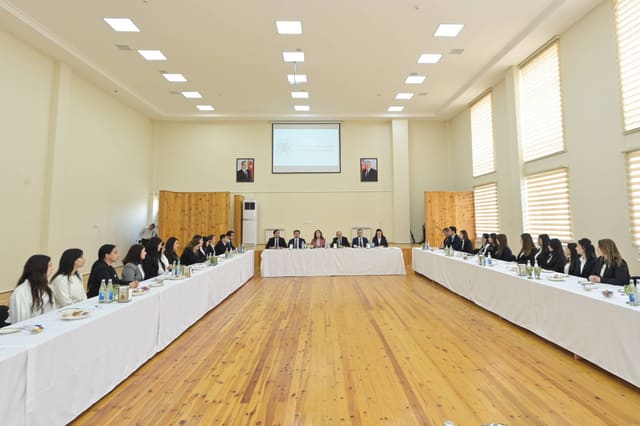 Elm və təhsil naziri Mərkəzi Aran regionu üzrə gənc pedaqoji heyətlə görüşüb