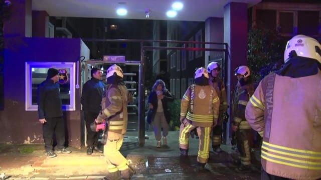 İstanbulda 14 mərtəbəli binada yanğın baş verib