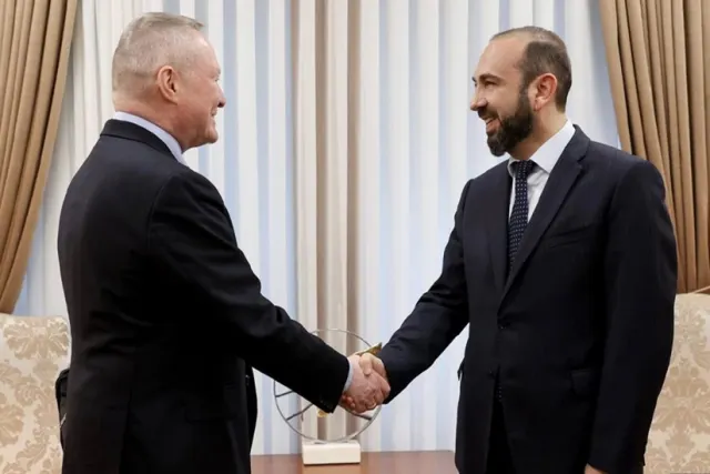 Mirzoyan Avropa Şurasının komissarı ilə görüşüb