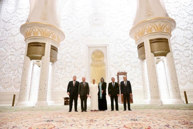 Leyla Əliyeva Əbu-Dabidə Şeyx Zayed məscidini ziyarət edib