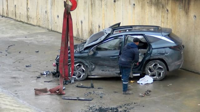 Türkiyədə iki avtomobil toqquşub, maşınlardan biri çaya düşüb