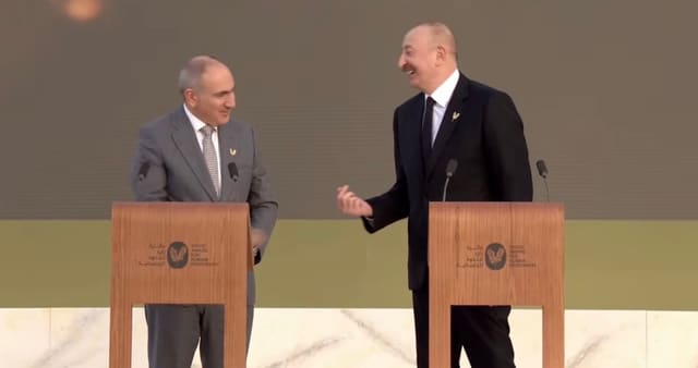 İlham Əliyev Paşinyanla zarafatlaşıb - VİDEO