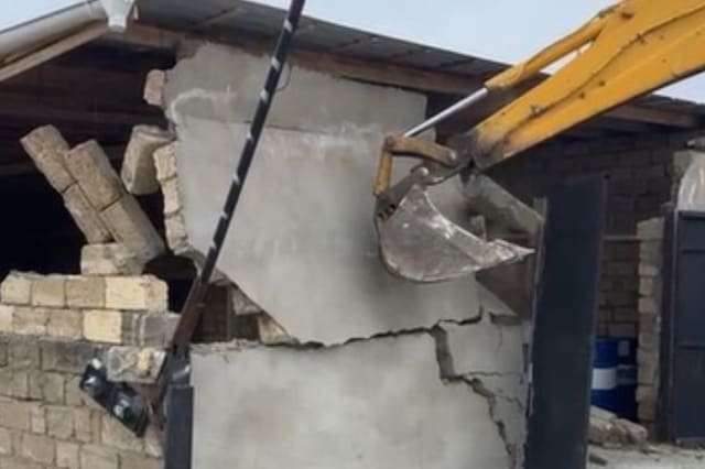 Xocasəndə qanunsuz tikili sökülüb