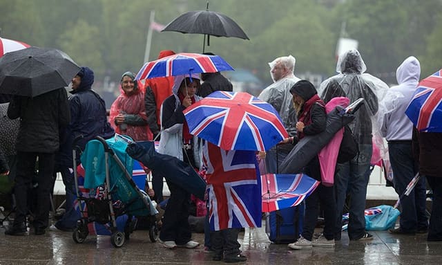 Britaniya minlərlə qanunsuz miqrantı üç Afrika ölkəsinə deportasiya edəcək