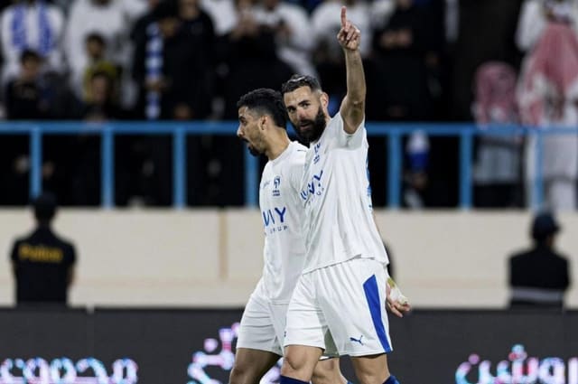 Benzema debüt oyununda het-trik etdi