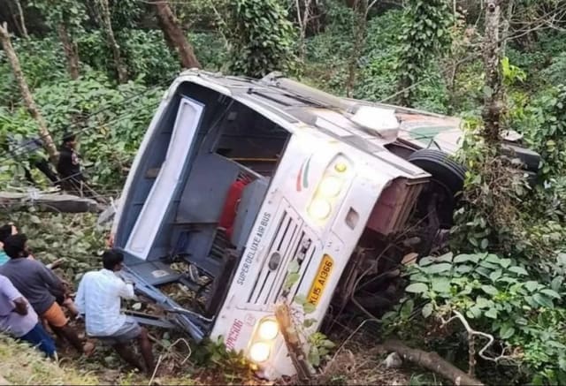 Nepalda avtobus dərəyə aşıb, 8 nəfər ölüb
