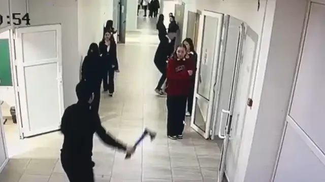 Qazaxıstanda məktəbli balta ilə sinif yoldaşlarına hücum edib