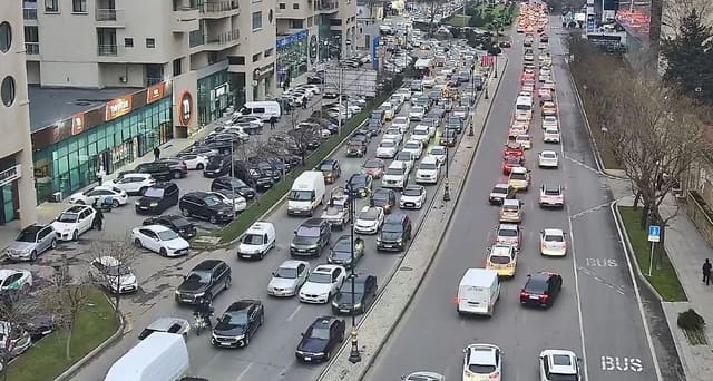 Bakıda hazırda sıxlıq müşahidə olunan yollar açıqlanıb 