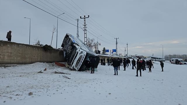 Türkiyədə avtobus aşıb, 16 nəfər xəsarət alıb