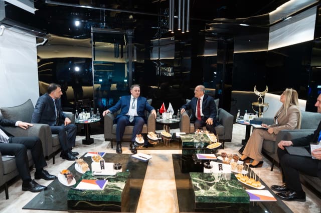 Vüqar Mustafayev “World Defence Show 2026” sərgisində bir sıra görüşlər keçirib