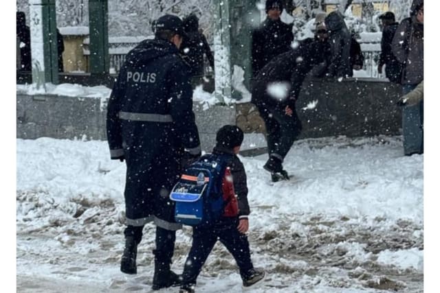 Qarlı havada xidmət aparan Azərbaycan polisləri - FOTOLAR