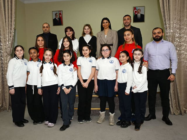 Azərbaycan millisinin üzvləri məktəblilərlə görüşüblər 
