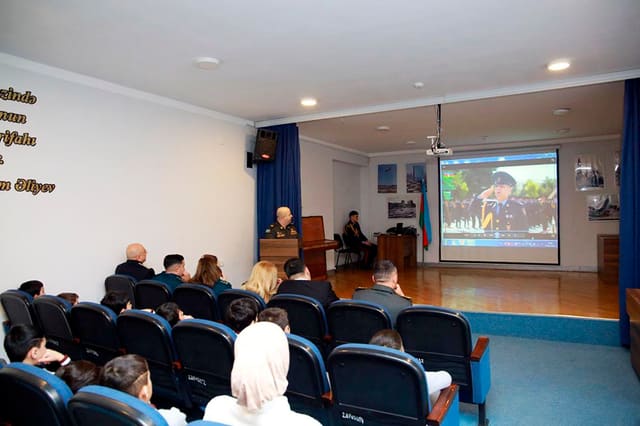 Hərbi təhsil müəssisələrinin nümayəndələrinin şagirdlərlə görüşləri keçirilib