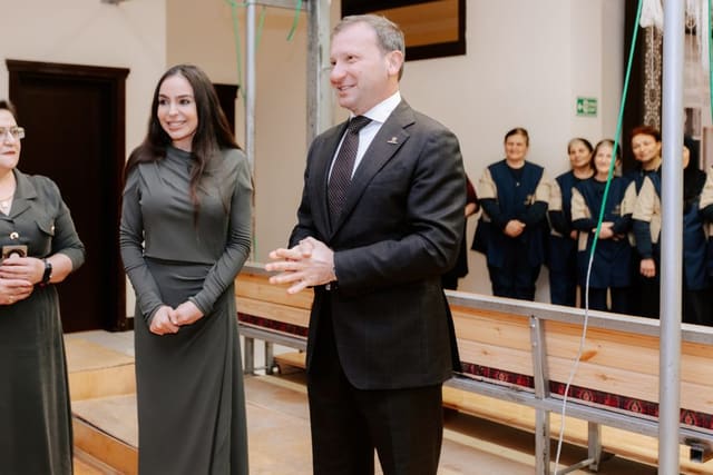 Leyla Əliyeva “Azərxalça”nın Şuşa məscidi üçün hazırladığı dairəvi əl xalçasının kəsim mərasimində iştirak edib