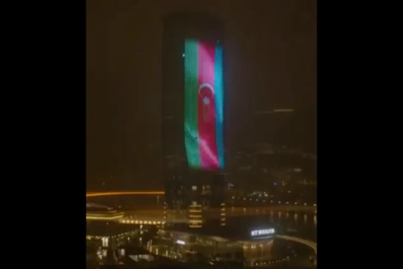 Belqraddakı binalardan biri Azərbaycan və Serbiya bayraqlarının rəngləri ilə işıqlandırılıb