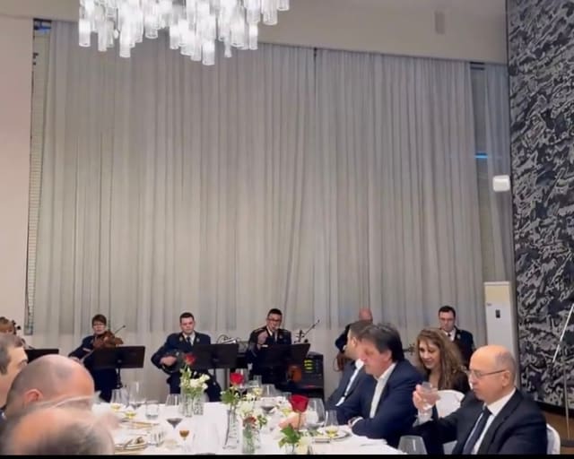 Vuçiçin adından verilən şam yeməyində "Ay Laçın" ifa edilib - VİDEO