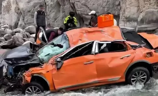 Qırğızıstanda avtomobil çaya düşüb, üç nəfər ölüb