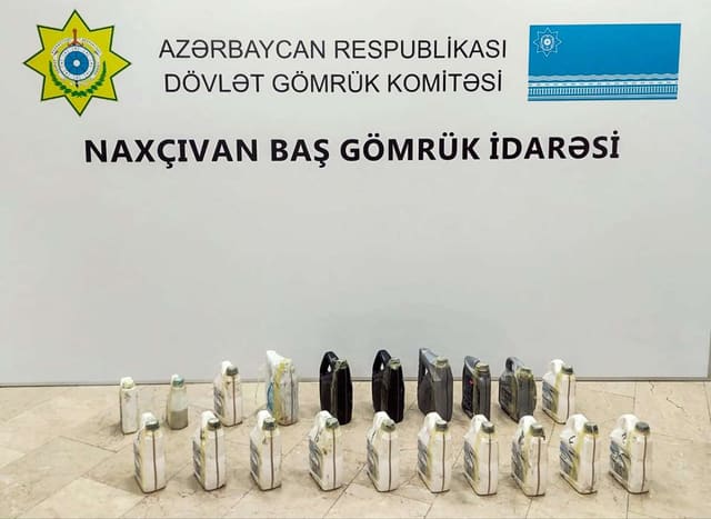 Xüsusi üsulla gizlədilmiş 41 kiloqramdan artıq maye halında metamfetamin aşkar edilib - VİDEO