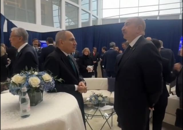 İlham Əliyev Paşinyanla ayaqüstü söhbət edib