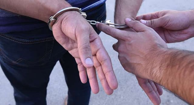 Qonşusunun evinin pəncərəsini balta ilə qıraraq oğurluq edən kirayənişin saxlanılıb