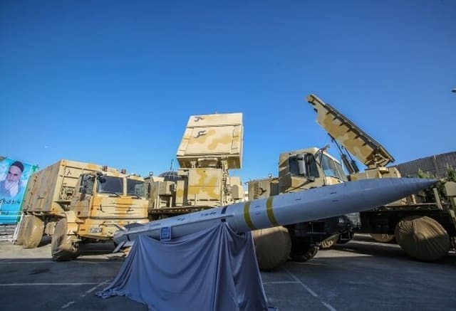 İran Hörmüz boğazında zenit raketini sınaqdan keçirib