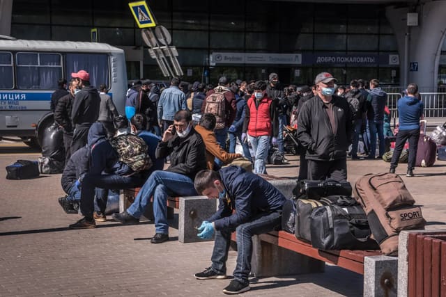 Rusiya miqrantların vergi öhdəliklərini artırmağa hazırlaşır