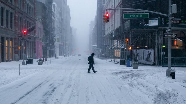 Nyu-Yorkda əlverişsiz hava şəraitinə görə hərəkət qadağan edilib