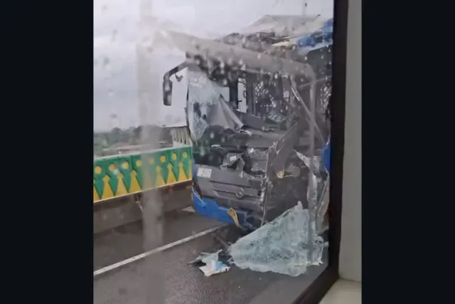 İndoneziyada avtobus qəzasında  23 nəfər xəsarət alıb