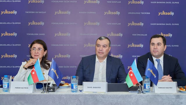Sahil Babayev “Yüksəliş” müsabiqəsinin qalibləri ilə görüşüb